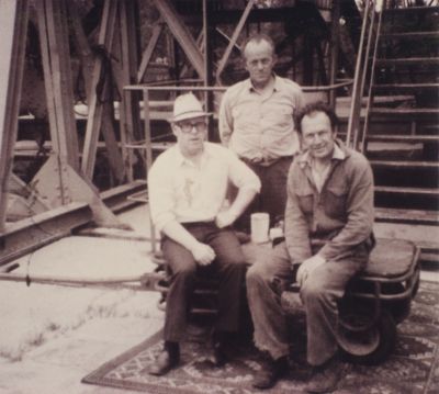 Werknemers-Ballast-Mij
V.l.n.r.: Daan de Bruin, Joop v.d.Velden, Willem Bollebakker.
Even rusten op een transportkarretje met een bakkie koffie.
