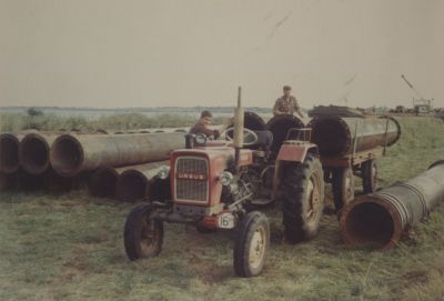 Buizentransport
Ben Venneman en Wim Tamming bezig met het transporteren van buizen benodigd voor het
 opspuiten van zand uit de Blijkpolder.
