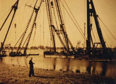 Berging-zandbakken
Zandzuigerij in de Spiegelpolder.
Via een schrijven van het Waterschap Spiegelpolder kreeg de A.B.M. de opdracht om deze bakken op te ruimen.
