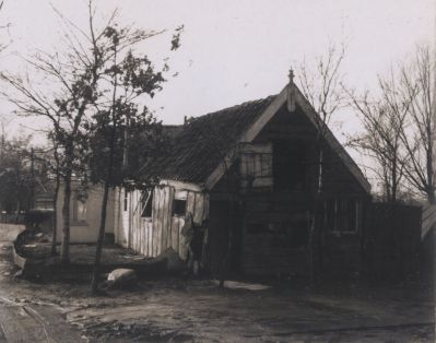 Boer-moet-wijken-voor-uitzuigen-Blijkpolder
De boer aan het Ankeveensepad 11 moest wijken voor het uitzuigen van de Blijkpolder voor zandwinning. Laatst bewoond door familie Huisman Langeslag.
Nu het huis van de heer Hans Zoet
