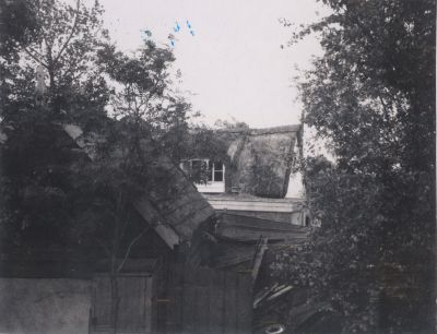 Boer-moet-wijken-voor-uitzuigen-Blijkpolder
De boer aan het Ankeveensepad 11 moest wijken voor het uitzuigen van de Blijkpolder. De boerderij werd het laatst bewoond door familie Huisman Langeslag. 
Het is nu het huis van de heer Hans Zoet.
Trefwoorden: Blijkpolder