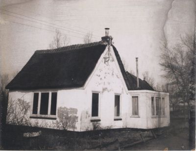 Boer-moet-wijken-voor-uitzuigen-Blijkpolder
De boer aan het Ankeveensepad 11 moest wijken voor het uitzuigen van de Blijkpolder. De boerderij werd het laatst bewoond door de familie Huisman Langeslag. Nu is het huis van de heer Hans Zoet.
Trefwoorden: Blijkpolder