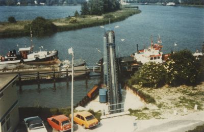 Transportband-zand
De transportband ging onder de weg door. 
De voorste sleepboot is de JIL, daarachter de Goliath, achter links de Quo Vadis  (of Qua Varis)
