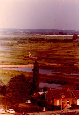 Zandzuigen-in-de-Blijkpolder
Ben Venneman is met zijn eigen gebouwde zuiger bezig met het opspuiten van de Blijkpolder.
Het politiebureau is nog niet gebouwd.
De foto is genomen vanaf de N.H.Kerktoren.
Trefwoorden: Blijkpolder; Politiebureau; N.H.Kerk; Zandzuiger;