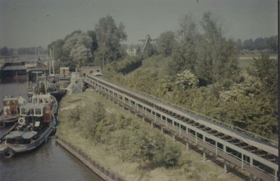 Zondagsrust-voor-de-sluis
Zondagsrust voor de sluis. 
De boten op de voorgrond werden gebruikt om de zandbakken naar hun bestemming te duwen.
Trefwoorden: Duwboten, zandbakken
