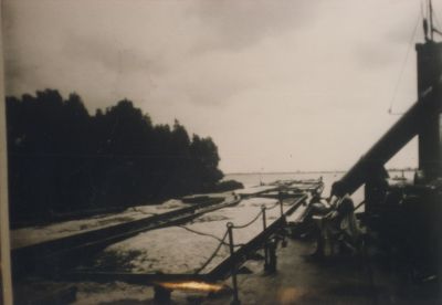 Vaarbakken-gevuld-met-zand
Volle en lege vaarbakken allen zijn genummerd.
De zuigerbaas noteerde het nummer zodra een bak geladen was.
Trefwoorden: Spiegelpolder Ballast Zandzuiger