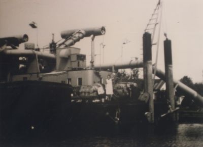 Zandzuiger-op-z-n-plaats-gebracht
Als de zuiger op zijn plaats was gebracht, werd het anker uitgezet door een sleepboot.
Gewicht van het anker was 2000 kg.
Machinist Jan Schipper uit Marken had boven de machinekamer een duivenhok.
Trefwoorden: Spiegelpolder Ballast Zandzuiger