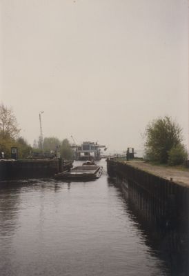 Zanderijsluis-in-vol-bedrijf
Zanderijsluis in vol bedrijf.
Op de achtergrond de elevator.
Trefwoorden: Zanderijsluis Spiegelpolder Ballast