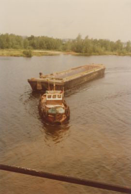 Lege-zandbak-met-duwboot
Lege zandbak met duwboot.
De zandbakken werden geduwd naar de zandzuiger om daar gevuld te worden.
