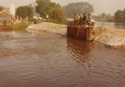 Sluisje
Gemaakt sluisje voor water van de Reevaart in de Vecht
Trefwoorden: Reevaart/ Vecht
