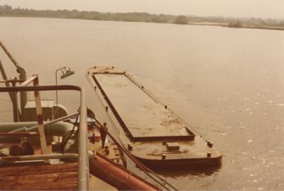 Zandzuiger-en-zandbak-Blijkpolder
Zandzuiger en zandbak in de Spiegel en Blijkplas, waarin het zand werd afgevoerd.
De foto is genomen achter het Rode Dorp. Spiegel en Blijkpolderplas werden een geheel
