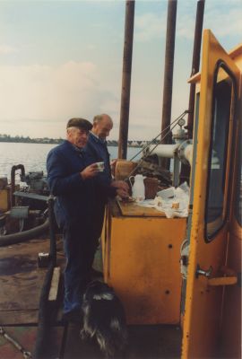 Koffietijd-op-de-zandzuiger
Willem van Leeuwen zag het helemaal zitten met het bakje koffie in de hand van de Zandzuigerbaas.
