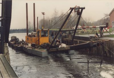 Terugvaart-na-zandspuiten
Terug door de sluis na opspuiten van de strandjes
