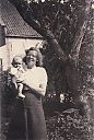 A99999_(FAMI1)_@19480000F_@In-de-tuin-onder-de-perelaar_@Hinderdam_@_(07-05-14-327_Nelly-Hagen).jpg