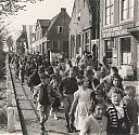 Bestandsnaam=A99999_(FSTV1)_@19550000F_@Optocht-van-schoolkinderen_@Voorstraat_@_(04-07-11-544_Prentenboek).jpg
Bestandsgrootte=622KiB
Afmetingen = 2333x2289
Datum toegevoegd = 16 apr 2021 A99999_(FSTV1)_@19550000F_@Optocht-van-schoolkinderen_@Voorstraat_@_(04-07-11-544_Prentenboek).jpg