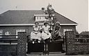 A99999_(GRPS1)_@19600000F_@Drie-dames-voor-de-School-met-de-Bijbel_@Dammerweg_@_(01-26-10-889_Mw-J-Barmentloo).jpg
