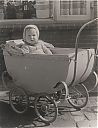 A99999_(KNDR1)_@19600000F_@Kind-in-kinderwagen_@Onbekend_@_(09-30-11a_Nb).jpg