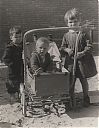 A99999_(KNDR1)_@19600000F_@Kinderen-bij-kinderwagen_@Onbekend_@_(09-30-10c_Nb).jpg