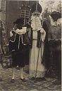 A99999_(KSTL1)_@19600000F_@Sinterklaas-en-2-Pieten-voor-Kasteel-NdB_@Slotlaan_@_(04-03-23-576_Woltersstichting).jpg