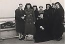 Bestandsnaam=A99999_(PRSN1)_@19000000F_@Vijf-nonnen-uit-een-familie-De-meisjes-Smit_@Schiphol_@_(07-14-32a-595_Nb).jpg
Bestandsgrootte=236KiB
Afmetingen = 2305x1601
Datum toegevoegd = 16 apr 2021 A99999_(PRSN1)_@19000000F_@Vijf-nonnen-uit-een-familie-De-meisjes-Smit_@Schiphol_@_(07-14-32a-595_Nb).jpg