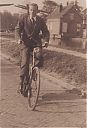 Bestandsnaam=A99999_(PRSN1)_@19390000F_@Gijs-Overes-op-de-fiets-op-weg-naar-de-kerk_@Dammerweg_@_(09-14-02b-180_Mw-M-Baar).jpg
Bestandsgrootte=157KiB
Afmetingen = 1137x1657
Datum toegevoegd = 16 apr 2021 A99999_(PRSN1)_@19390000F_@Gijs-Overes-op-de-fiets-op-weg-naar-de-kerk_@Dammerweg_@_(09-14-02b-180_Mw-M-Baar).jpg